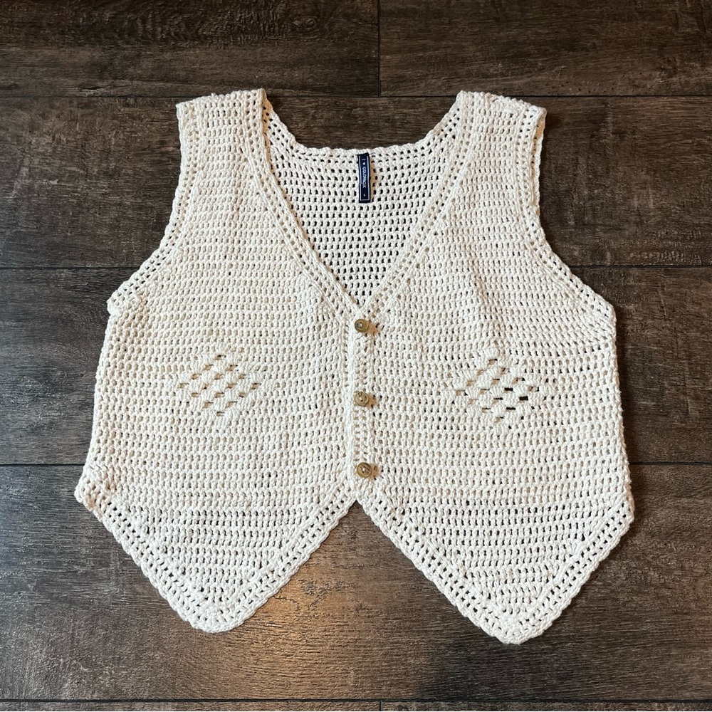 Cream knit cropped vest